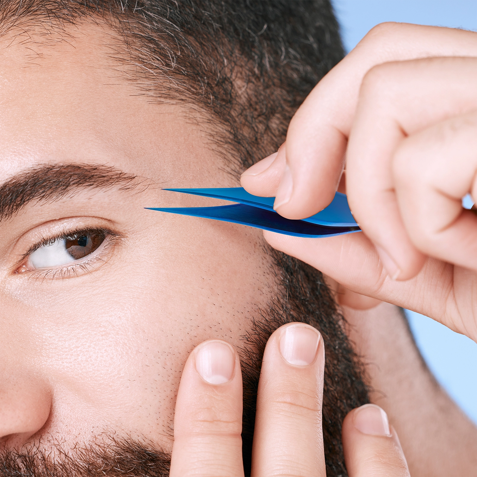 Sharp wide grip tweezers, ideal for plucking facial and eyebrow hairs.