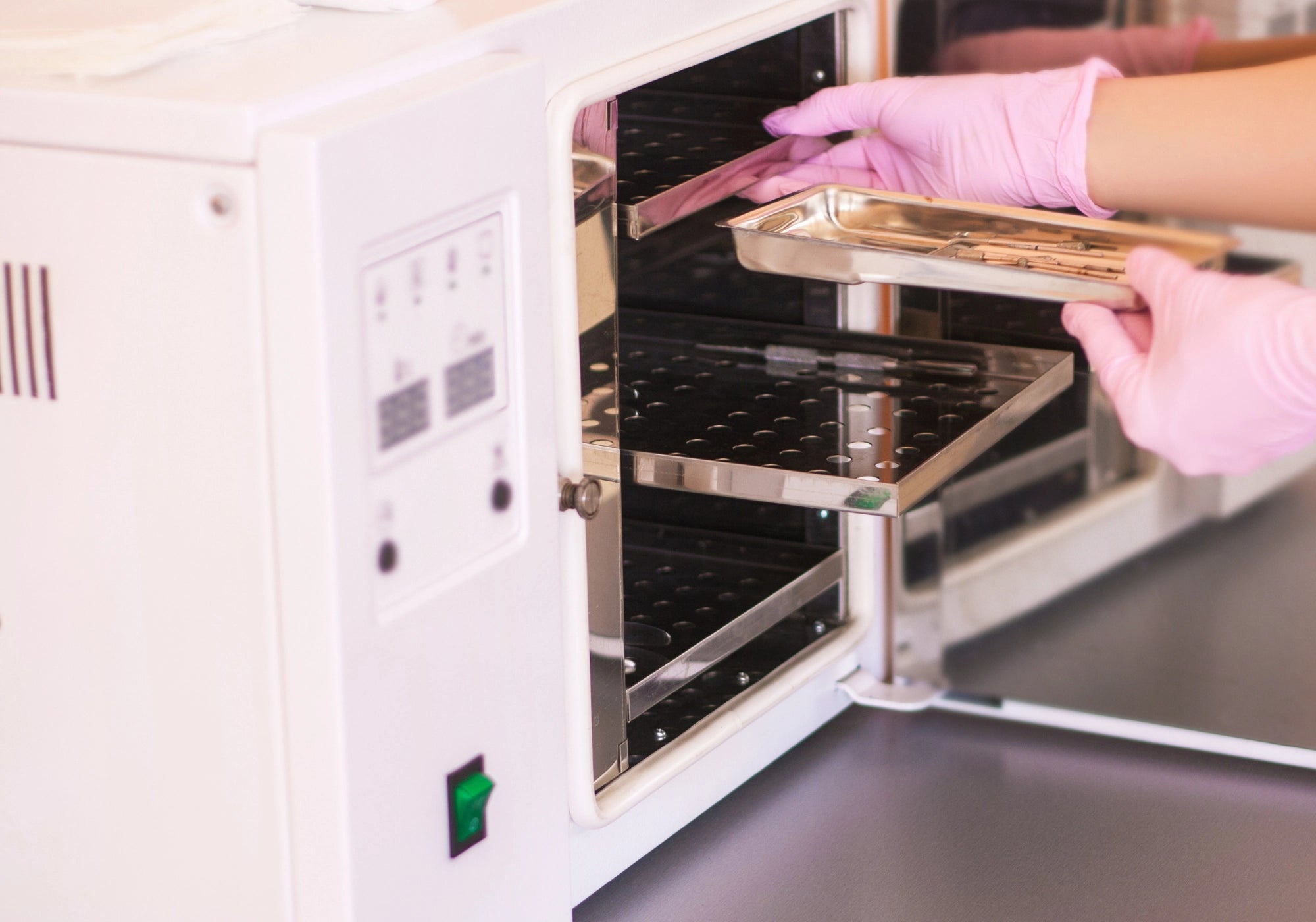 Autoclave to sterilize tweezers