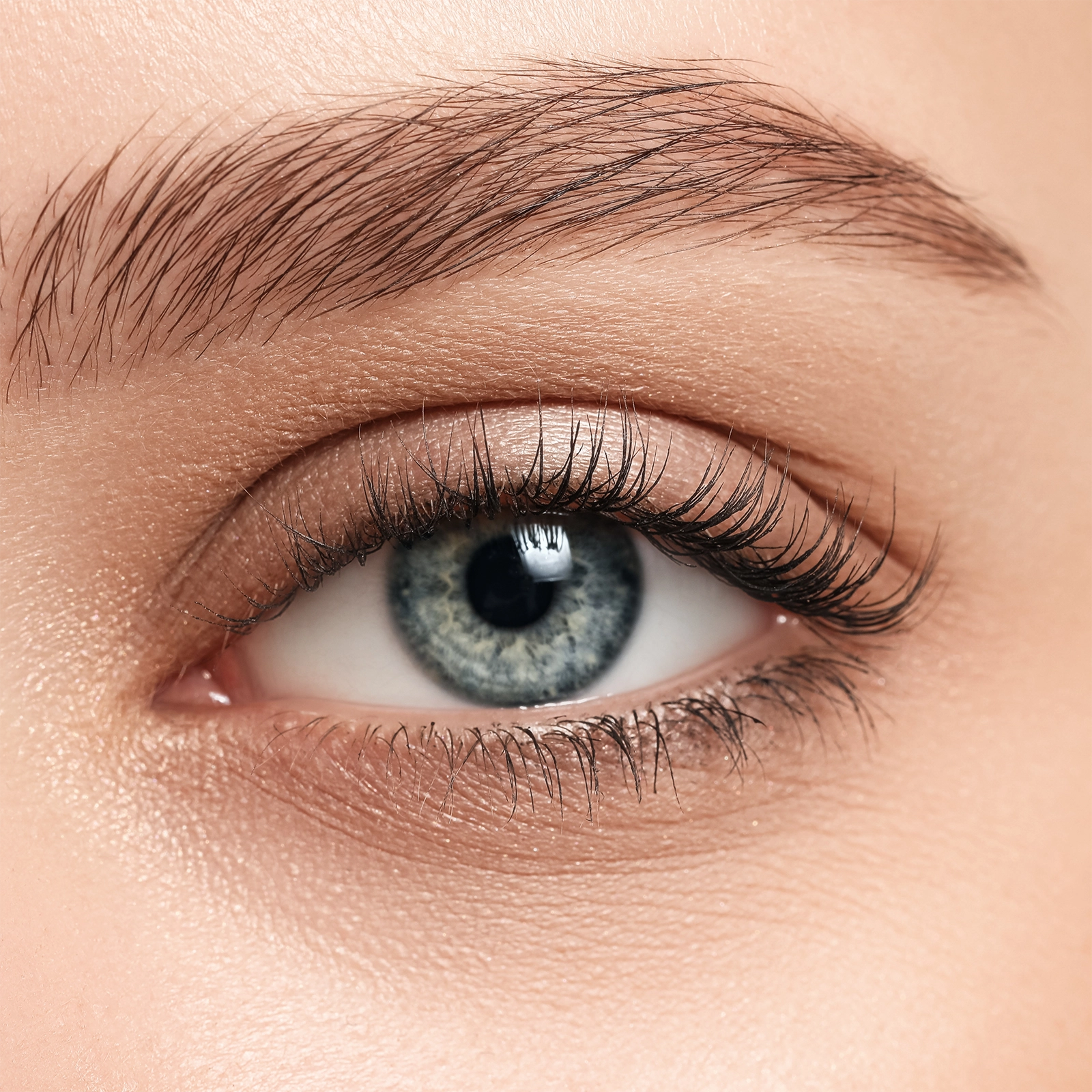 perfect shaped eyebrows with slanted tweezers